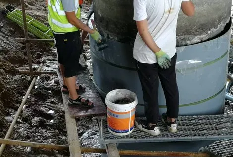 ZRETE underwater adhesive applied during fiberglass sleeve bonding