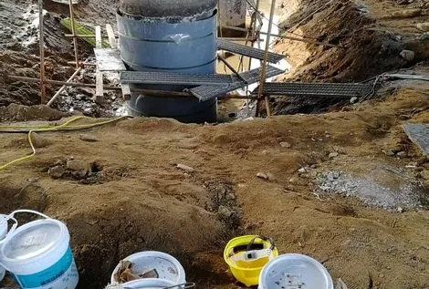 Underwater bridge pier strengthening materials for fiberglass sleeve installation